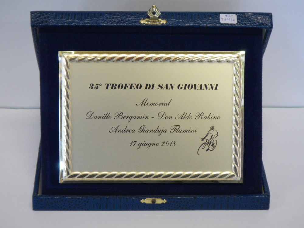 Astuccio blu cm 23x19 (173+8162-23x19) con targa dorata cm 18x13 (vr-T811/0)